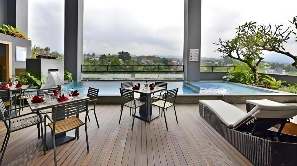 Travello Hotel Bandung Esterno foto