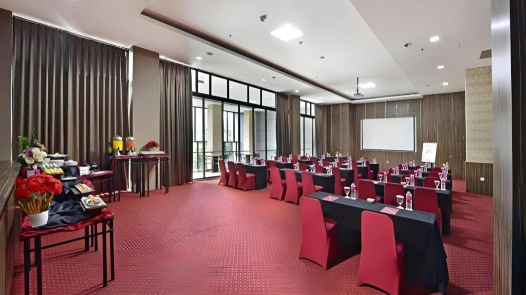 Travello Hotel Bandung Esterno foto